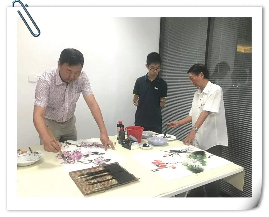 1534816641337487.jpg 進貿通周末|著名國畫大師蒞臨進貿通贈《映日荷花》《紫氣東來》